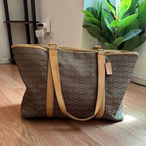 Luxury Women’s Coach bag with beautiful all over design